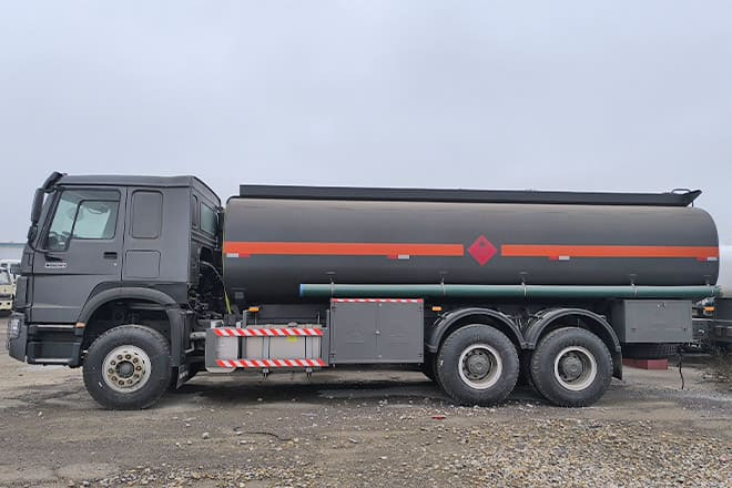 SINOTRUK Howo 6x4 380 Oil Truck for Sale in Mali - شاحنة صهريج: صورة 3 SINOTRUK Howo 6x4 380 Oil Truck for Sale in Mali - شاحنة صهريج: صورة 3