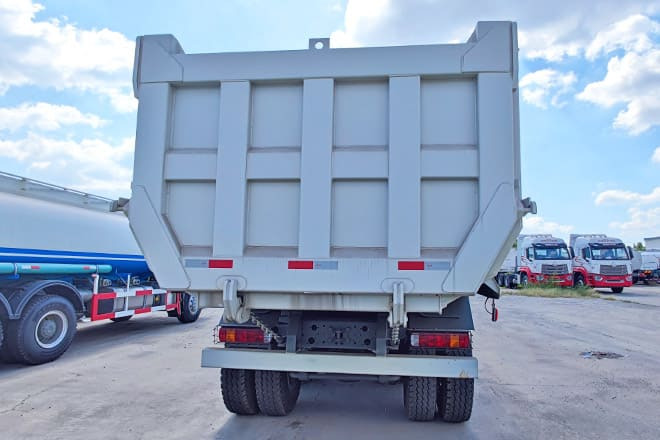 SINOTRUK Howo 8x4 Tipper Truck for Sale in Guinea - شاحنة قلاب: صورة 4 SINOTRUK Howo 8x4 Tipper Truck for Sale in Guinea - شاحنة قلاب: صورة 4