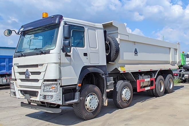 SINOTRUK Howo 8x4 Tipper Truck for Sale in Guinea - شاحنة قلاب: صورة 1 SINOTRUK Howo 8x4 Tipper Truck for Sale in Guinea - شاحنة قلاب: صورة 1