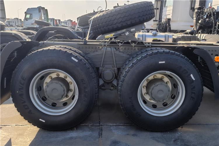 SINOTRUK Howo NX Truck Tractor 6x4 380hp Price for Sale In Tanzania - وحدة جر: صورة 5 SINOTRUK Howo NX Truck Tractor 6x4 380hp Price for Sale In Tanzania - وحدة جر: صورة 5