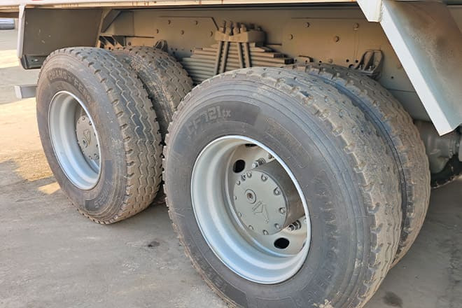 SINOTRUK Sino Howo 8x4 Dump Truck 371 for Sale in Sierra Leone - شاحنة قلاب: صورة 5 SINOTRUK Sino Howo 8x4 Dump Truck 371 for Sale in Sierra Leone - شاحنة قلاب: صورة 5