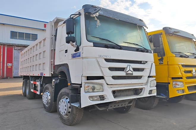 SINOTRUK Sino Howo 8x4 Dump Truck 371 for Sale in Sierra Leone - شاحنة قلاب: صورة 1 SINOTRUK Sino Howo 8x4 Dump Truck 371 for Sale in Sierra Leone - شاحنة قلاب: صورة 1