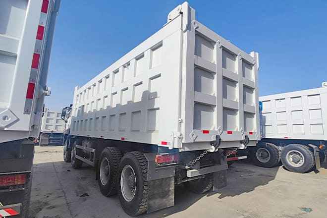 SINOTRUK Sino Howo 8x4 Dump truck for Sale in Senegal - شاحنة قلاب: صورة 3 SINOTRUK Sino Howo 8x4 Dump truck for Sale in Senegal - شاحنة قلاب: صورة 3