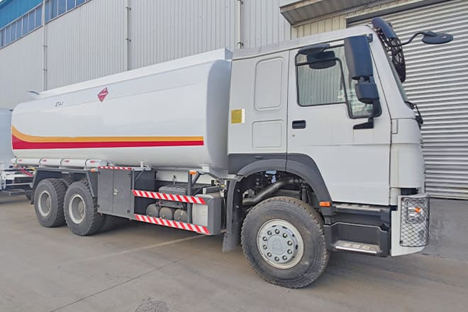 SINOTRUK Sinotruk Howo Fuel Tanker Truck Price for Sale in Ghana - شاحنة صهريج: صورة 1 SINOTRUK Sinotruk Howo Fuel Tanker Truck Price for Sale in Ghana - شاحنة صهريج: صورة 1