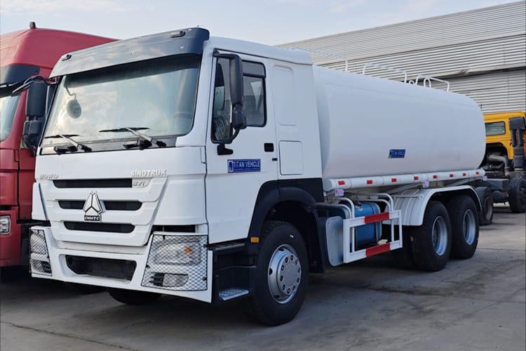 SINOTRUK Water Sprinkler Tanker for Sale in Malawi - شاحنة صهريج: صورة 2 SINOTRUK Water Sprinkler Tanker for Sale in Malawi - شاحنة صهريج: صورة 2