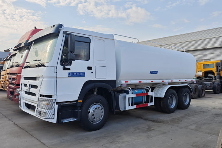 SINOTRUK Water Sprinkler Tanker for Sale in Malawi - شاحنة صهريج: صورة 1 SINOTRUK Water Sprinkler Tanker for Sale in Malawi - شاحنة صهريج: صورة 1