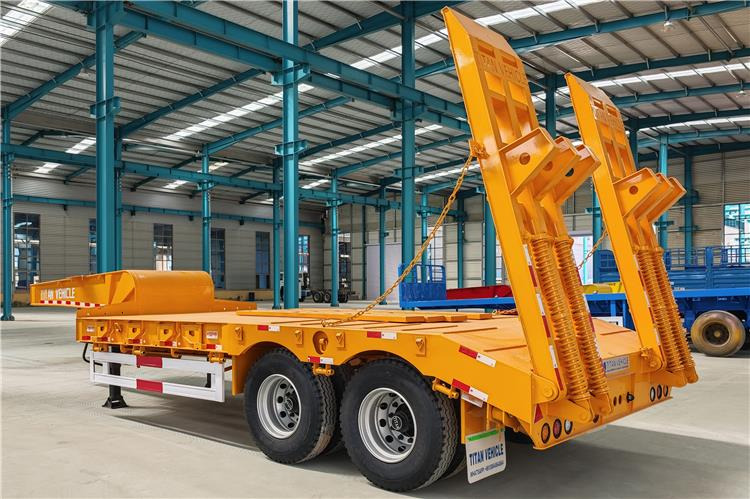 TITAN 2 Axle Low Loader Truck Trailer for Sale In Uganda - عربة منخفضة مسطحة نصف مقطورة: صورة 3 TITAN 2 Axle Low Loader Truck Trailer for Sale In Uganda - عربة منخفضة مسطحة نصف مقطورة: صورة 3