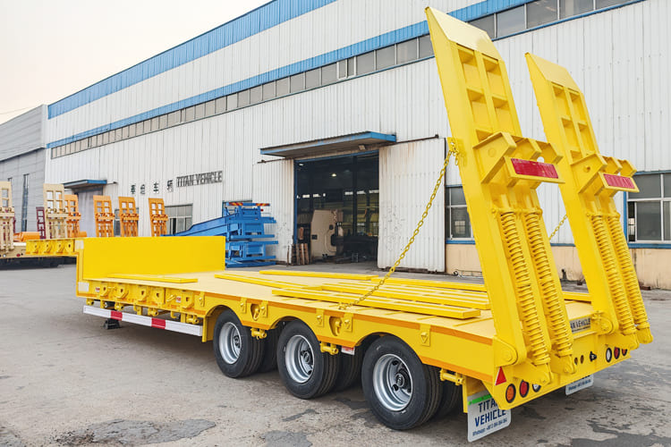 TITAN Semi Low Bed Trailer for Sale in Zambia - عربة منخفضة مسطحة نصف مقطورة: صورة 2 TITAN Semi Low Bed Trailer for Sale in Zambia - عربة منخفضة مسطحة نصف مقطورة: صورة 2