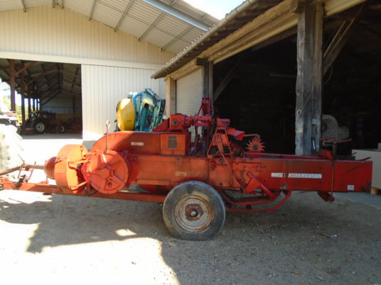 Massey Ferguson 10-8 - مكبس البالات المستطيله: صورة 1 Massey Ferguson 10-8 - مكبس البالات المستطيله: صورة 1