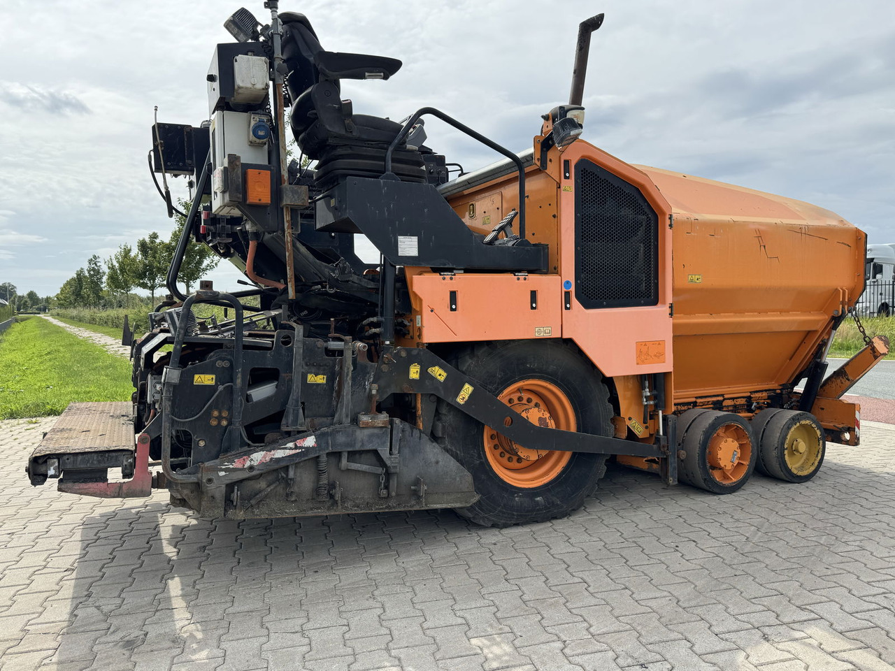 Caterpillar AP300F - مدادة الأسفلت: صورة 1 Caterpillar AP300F - مدادة الأسفلت: صورة 1