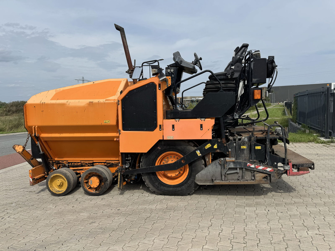 Caterpillar AP300F - مدادة الأسفلت: صورة 3 Caterpillar AP300F - مدادة الأسفلت: صورة 3