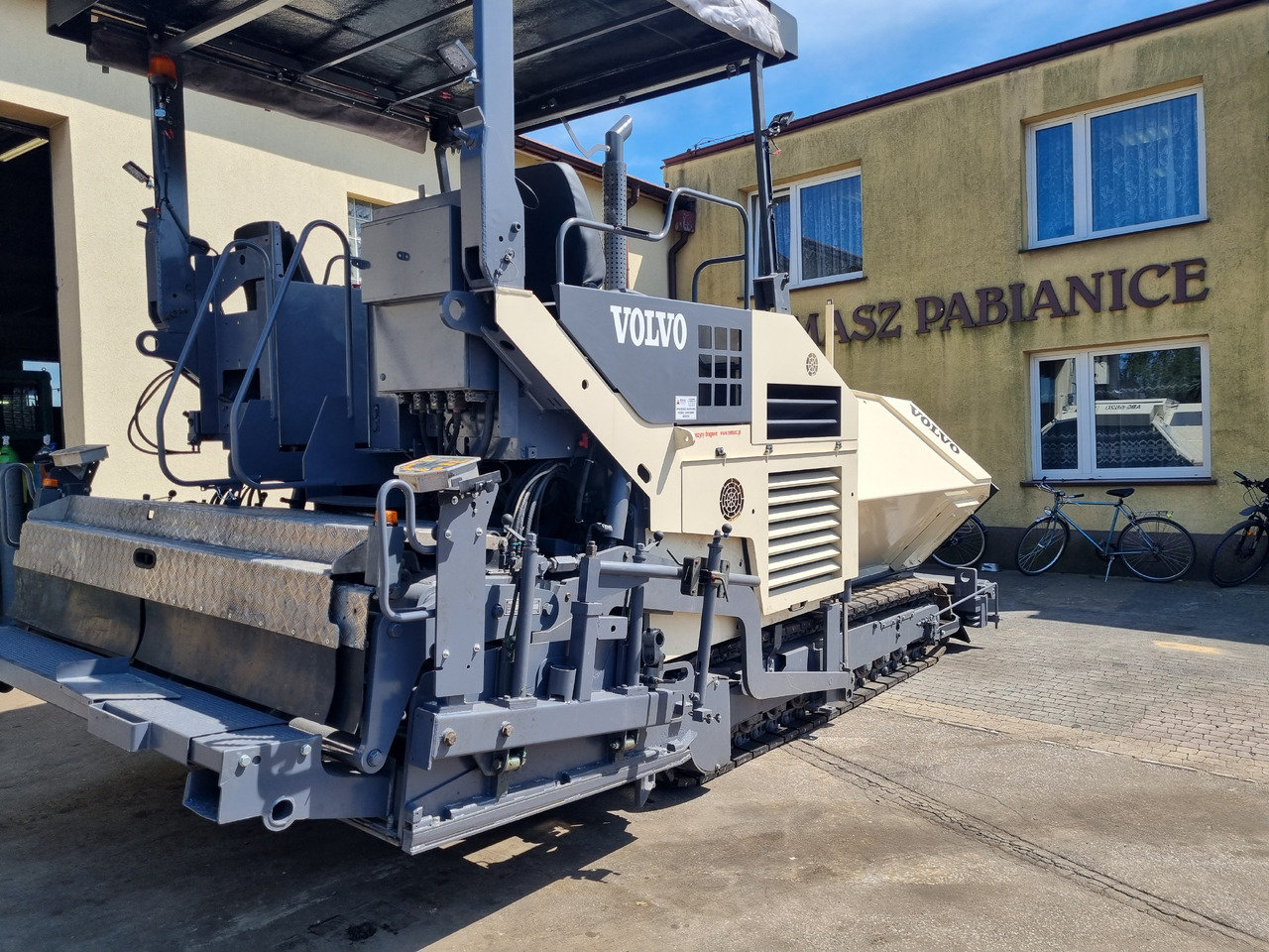 VOLVO TITAN 6820 - مدادة الأسفلت: صورة 2 VOLVO TITAN 6820 - مدادة الأسفلت: صورة 2
