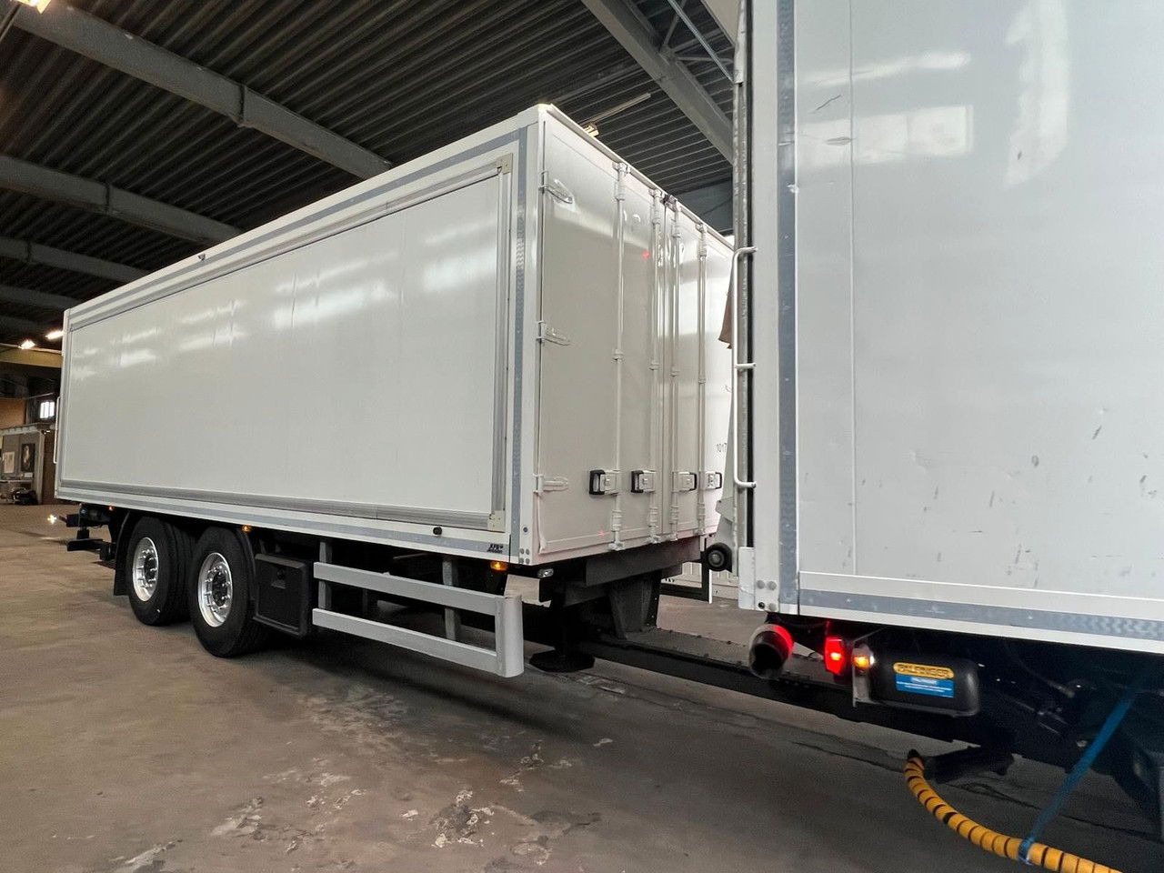 Mercedes-Benz Actros 2543 Komplettzug Voll-Luft - Lange Koffer - شاحنة مقفلة: صورة 3 Mercedes-Benz Actros 2543 Komplettzug Voll-Luft - Lange Koffer - شاحنة مقفلة: صورة 3