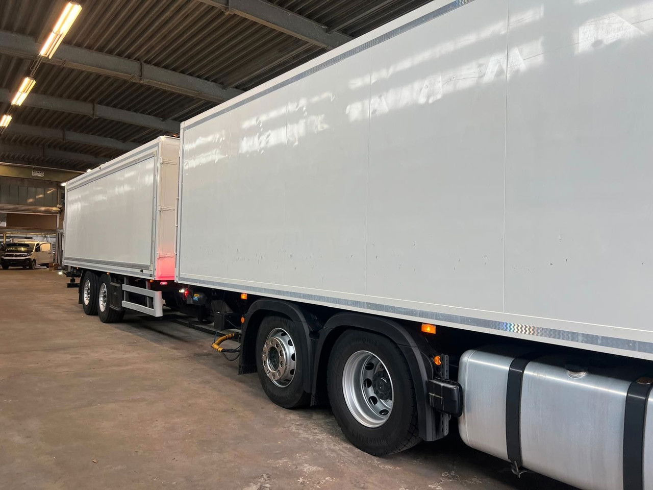 Mercedes-Benz Actros 2543 Komplettzug Voll-Luft - Lange Koffer - شاحنة مقفلة: صورة 2 Mercedes-Benz Actros 2543 Komplettzug Voll-Luft - Lange Koffer - شاحنة مقفلة: صورة 2