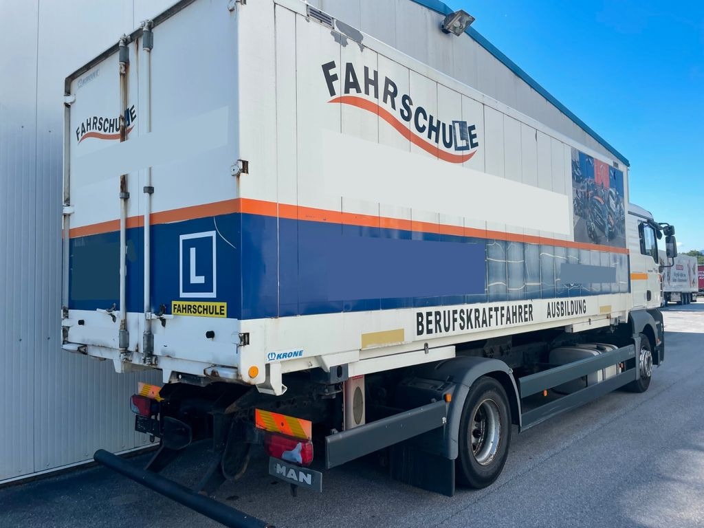 MAN TGA 18.350 Schalter FAHRSCHULE Driving Shool - شاحنة مقفلة: صورة 3 MAN TGA 18.350 Schalter FAHRSCHULE Driving Shool - شاحنة مقفلة: صورة 3