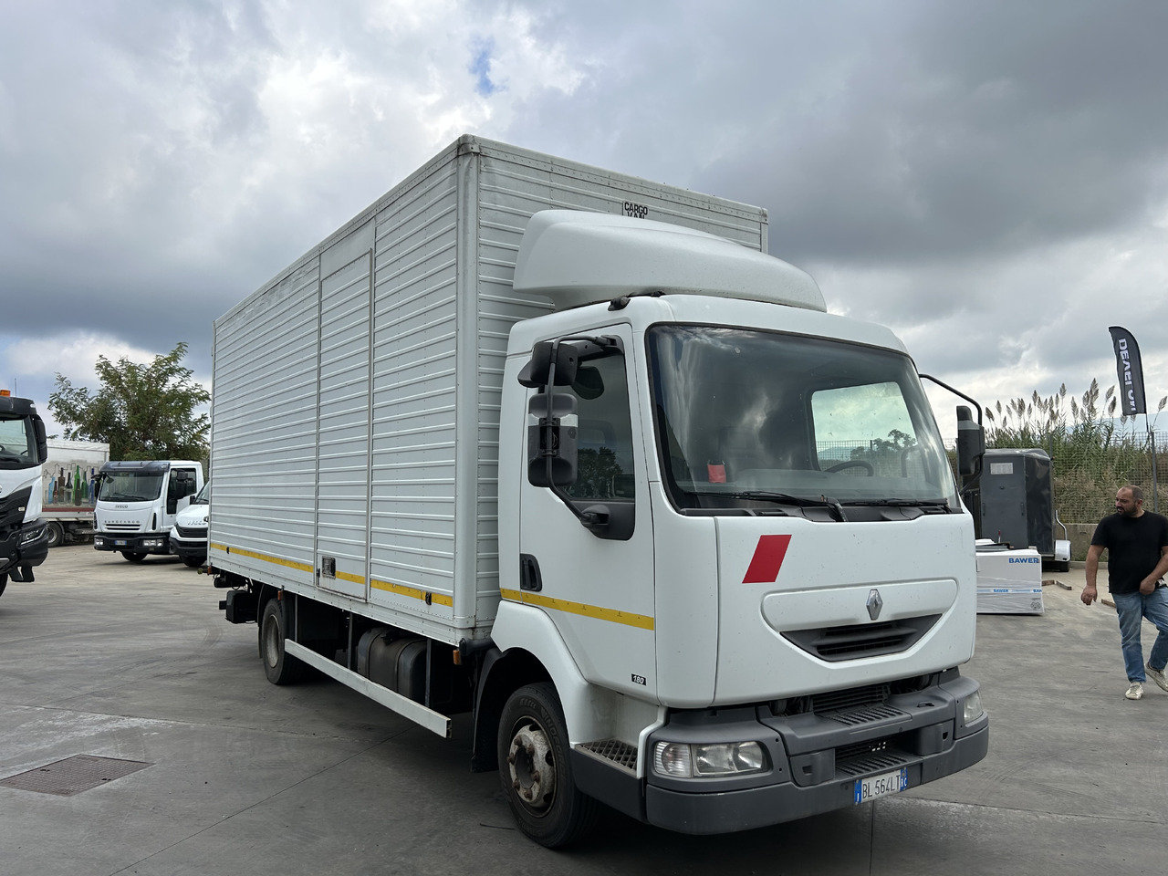 RENAULT Midlum 180 con furgonatarura e sponda - شاحنة مقفلة: صورة 2 RENAULT Midlum 180 con furgonatarura e sponda - شاحنة مقفلة: صورة 2