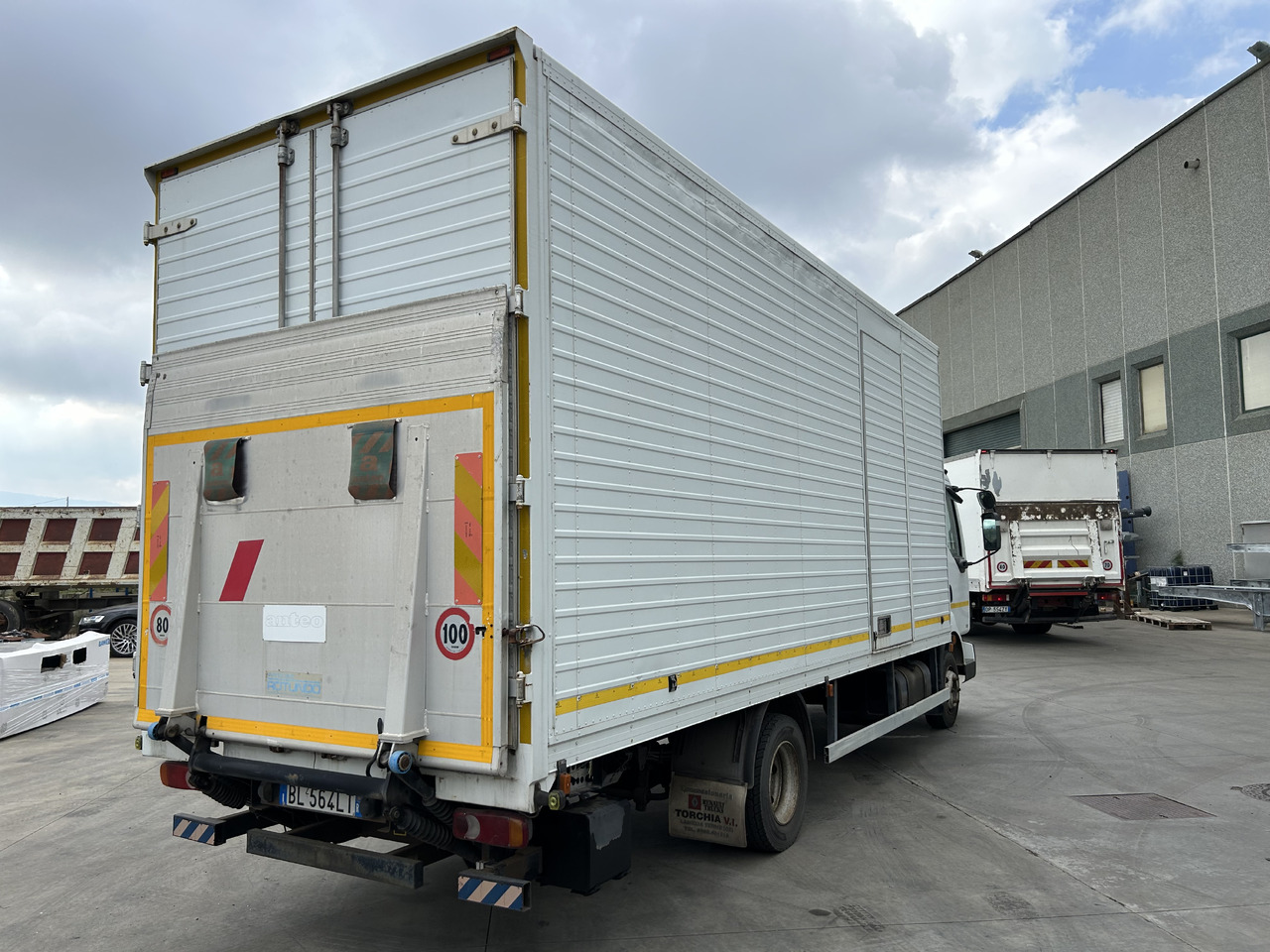RENAULT Midlum 180 con furgonatarura e sponda - شاحنة مقفلة: صورة 3 RENAULT Midlum 180 con furgonatarura e sponda - شاحنة مقفلة: صورة 3