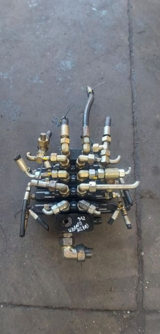 Rozdzielacz główny Kramer 342 - نظام الهيدروليك - آلات البناء: صورة 1 Rozdzielacz główny Kramer 342 - نظام الهيدروليك - آلات البناء: صورة 1