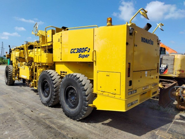 KOMATSU GC380F-2 - قشاطة أسفلت: صورة 2 KOMATSU GC380F-2 - قشاطة أسفلت: صورة 2