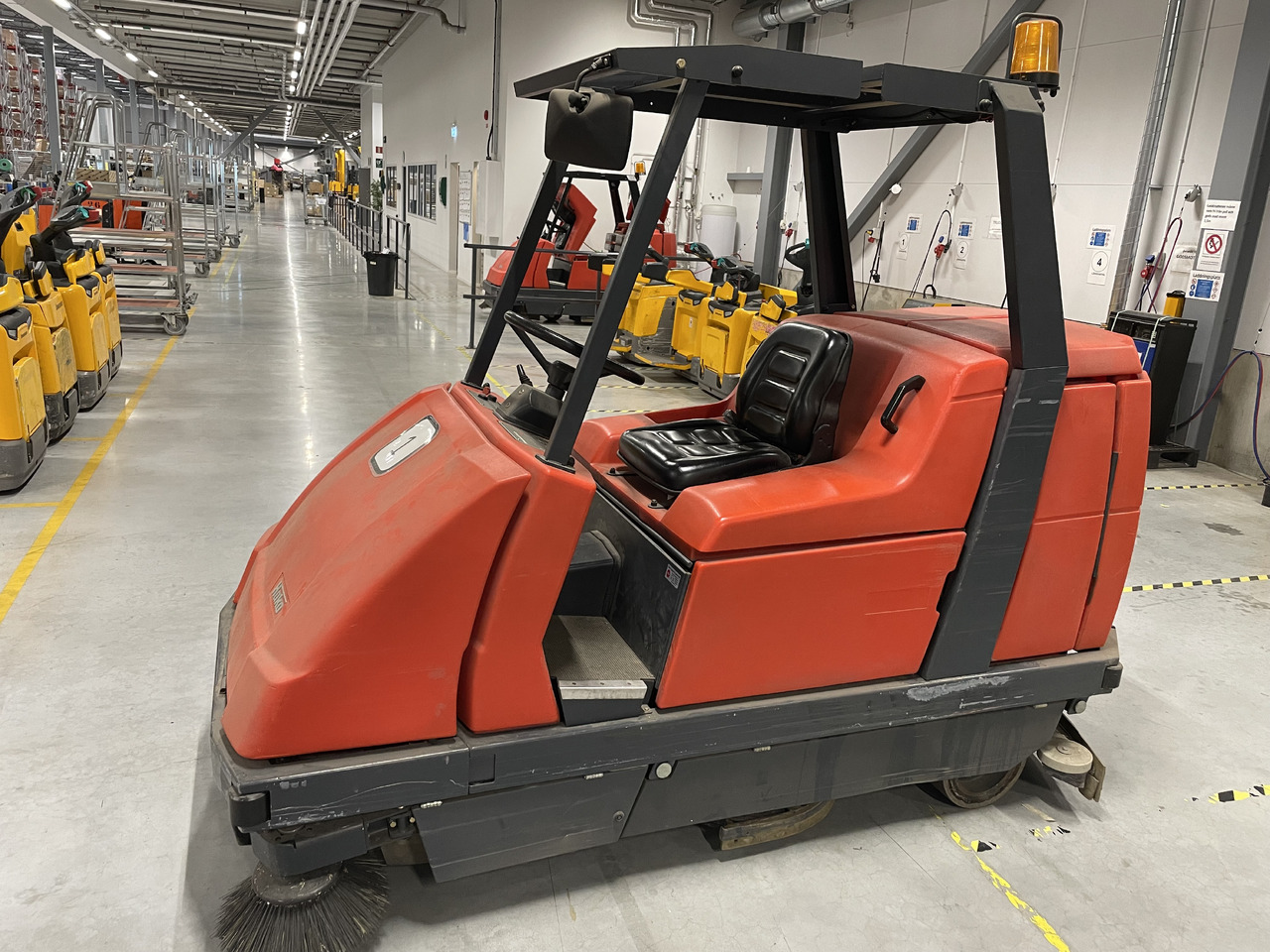 Hako Hakomatic B 1100 - كناسة المناطق الصناعية: صورة 2 Hako Hakomatic B 1100 - كناسة المناطق الصناعية: صورة 2