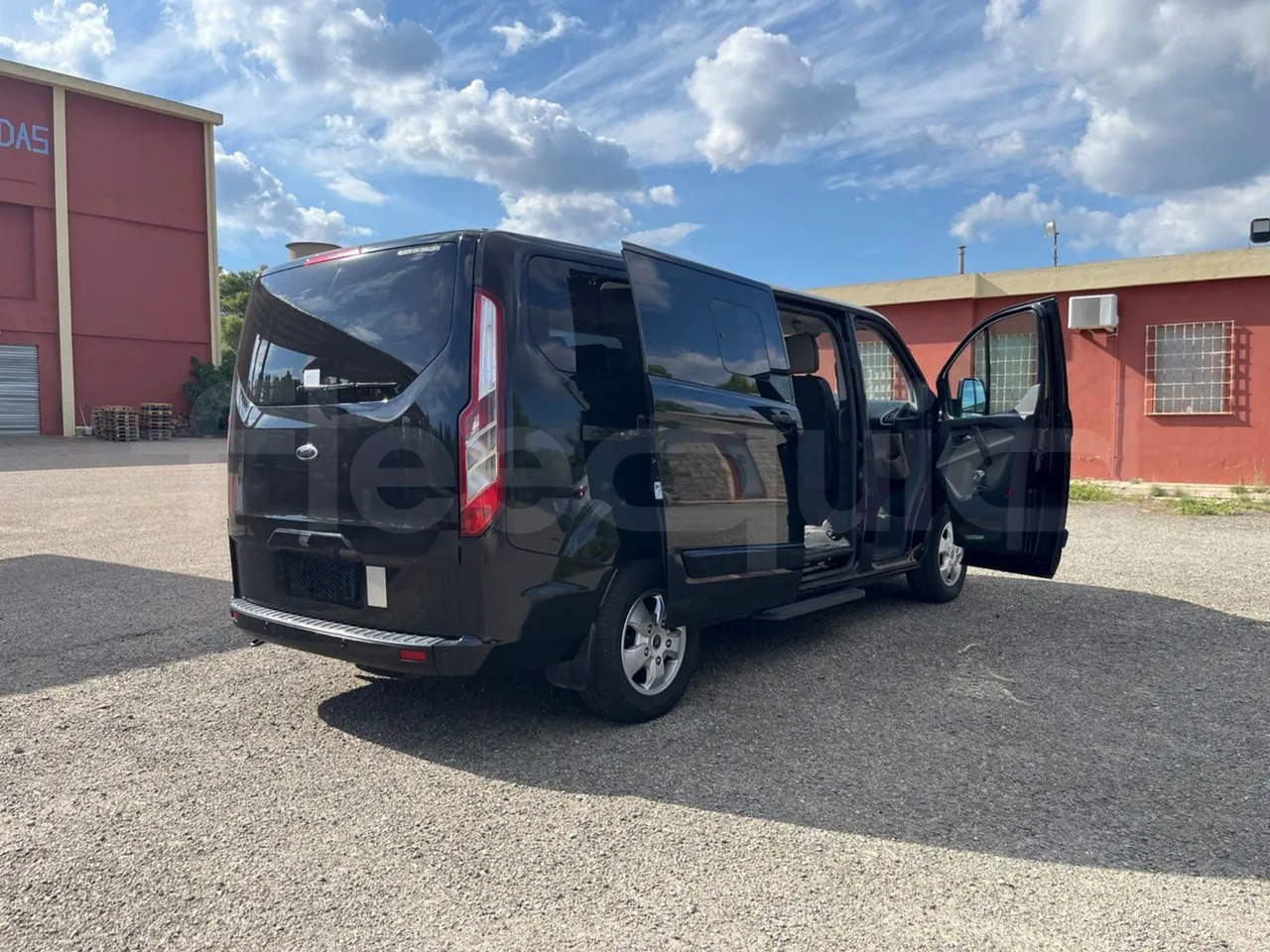 Ford Tourneo Custom Ford Tourneo Custom: صورة 9 Ford Tourneo Custom Ford Tourneo Custom: صورة 9