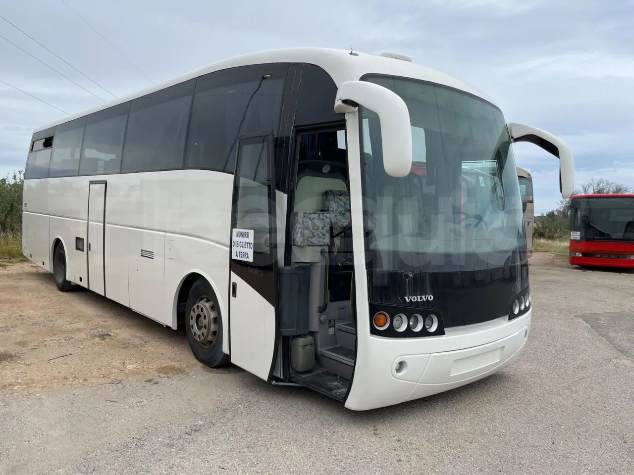 Volvo B12 - مركبة كوتش: صورة 1 Volvo B12 - مركبة كوتش: صورة 1