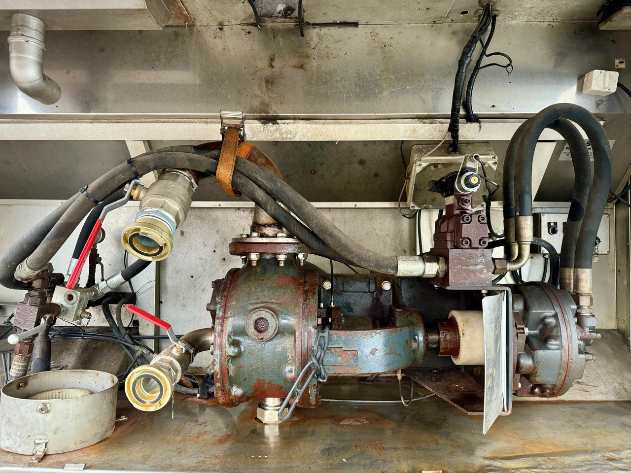 MAN TGS 35.480 8X4-2 TRIDEM Wasser-Tank - شاحنة صهريج: صورة 4 MAN TGS 35.480 8X4-2 TRIDEM Wasser-Tank - شاحنة صهريج: صورة 4