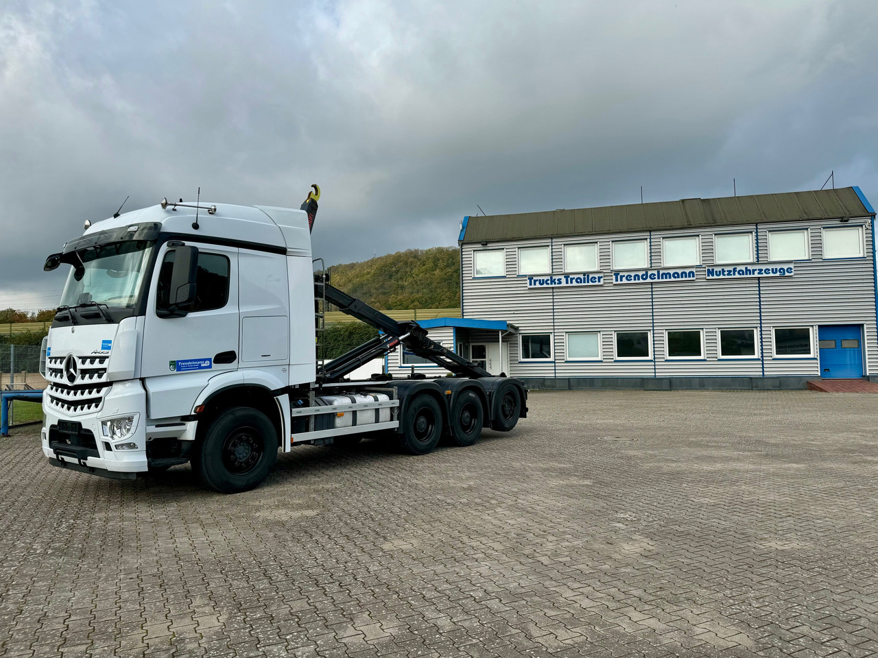 Mercedes-Benz Arocs MP5 3253 8x4 Tridem ARK HIAB 24 to - شاحنة ذات خطاف: صورة 1 Mercedes-Benz Arocs MP5 3253 8x4 Tridem ARK HIAB 24 to - شاحنة ذات خطاف: صورة 1