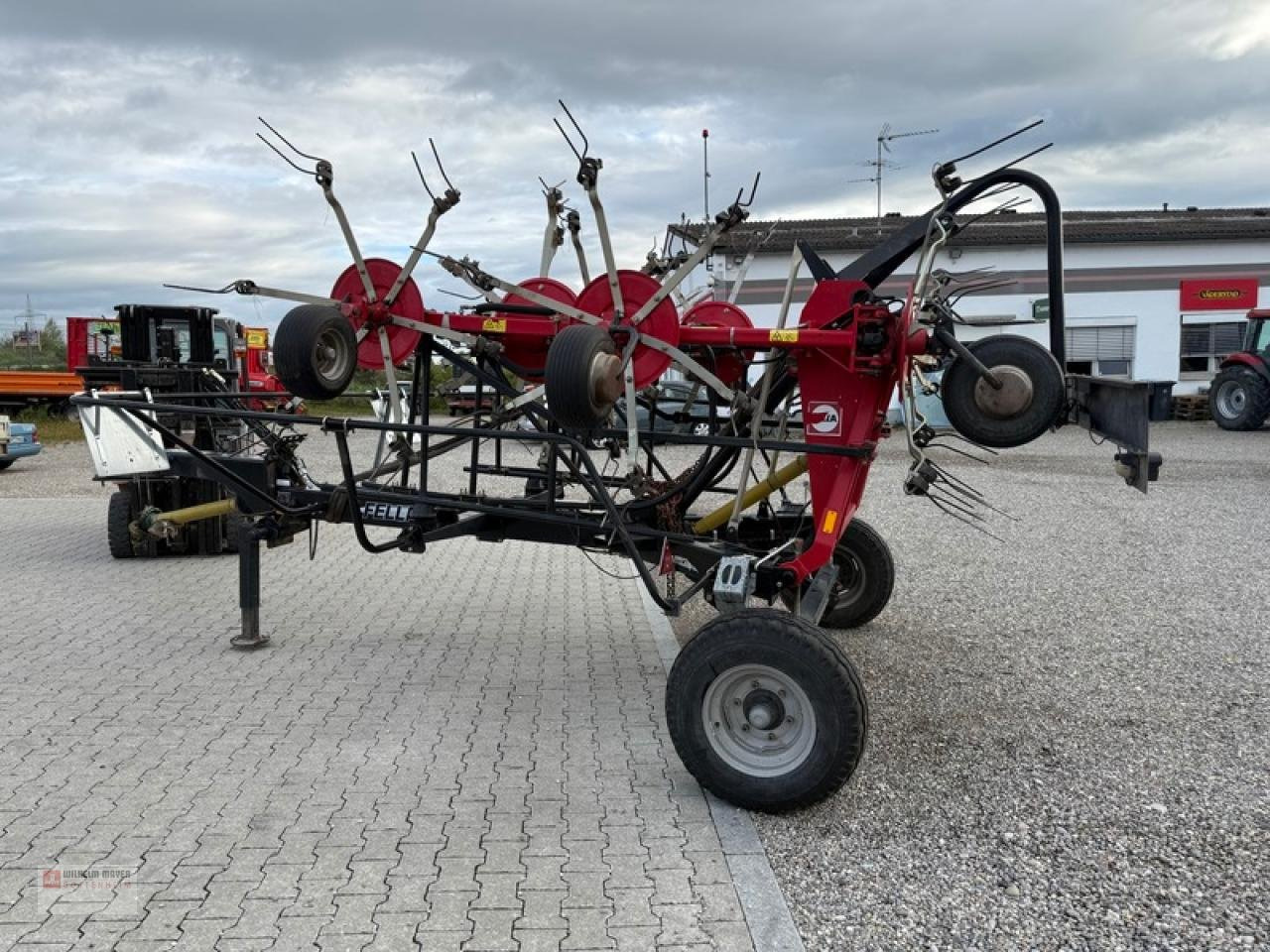 Fella TH 11008 T - آلة تيبيس العشب/ آلة جمع العشب: صورة 1 Fella TH 11008 T - آلة تيبيس العشب/ آلة جمع العشب: صورة 1