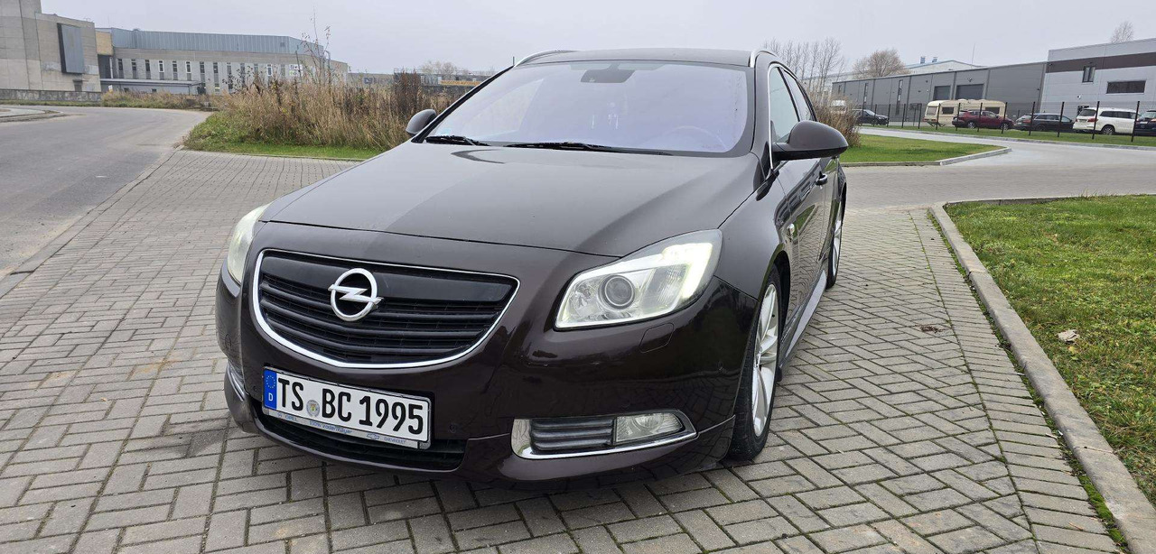 Opel Insignia - سيارة ستيشن: صورة 1 Opel Insignia - سيارة ستيشن: صورة 1