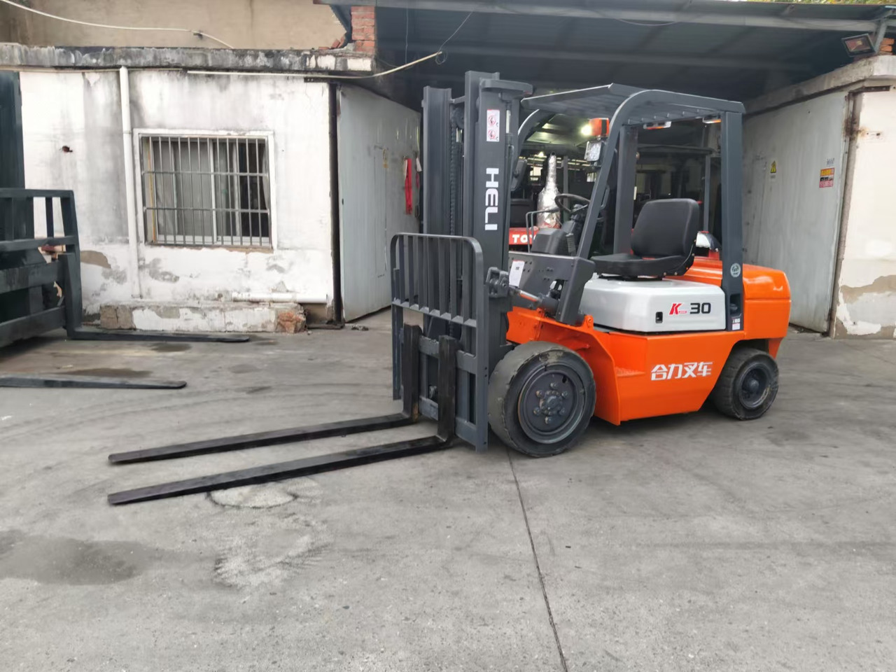 HELI k30 used diesel forklift Customizable mast clamps - رافعة شوكية ديزل: صورة 2 HELI k30 used diesel forklift Customizable mast clamps - رافعة شوكية ديزل: صورة 2
