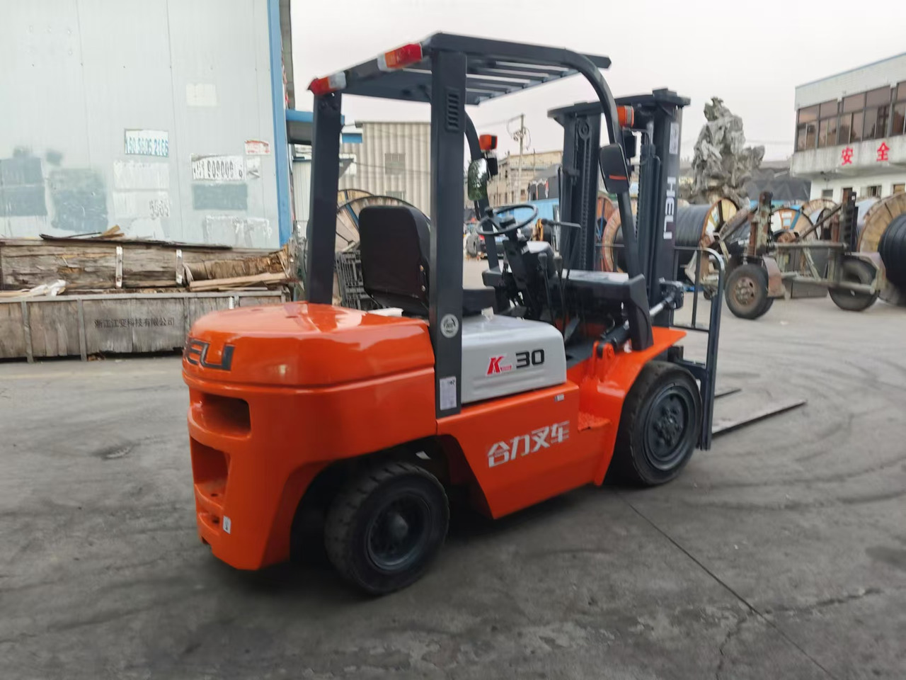 HELI k30 used diesel forklift Customizable mast clamps - رافعة شوكية ديزل: صورة 4 HELI k30 used diesel forklift Customizable mast clamps - رافعة شوكية ديزل: صورة 4