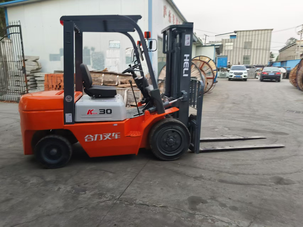 HELI k30 used diesel forklift Customizable mast clamps - رافعة شوكية ديزل: صورة 1 HELI k30 used diesel forklift Customizable mast clamps - رافعة شوكية ديزل: صورة 1