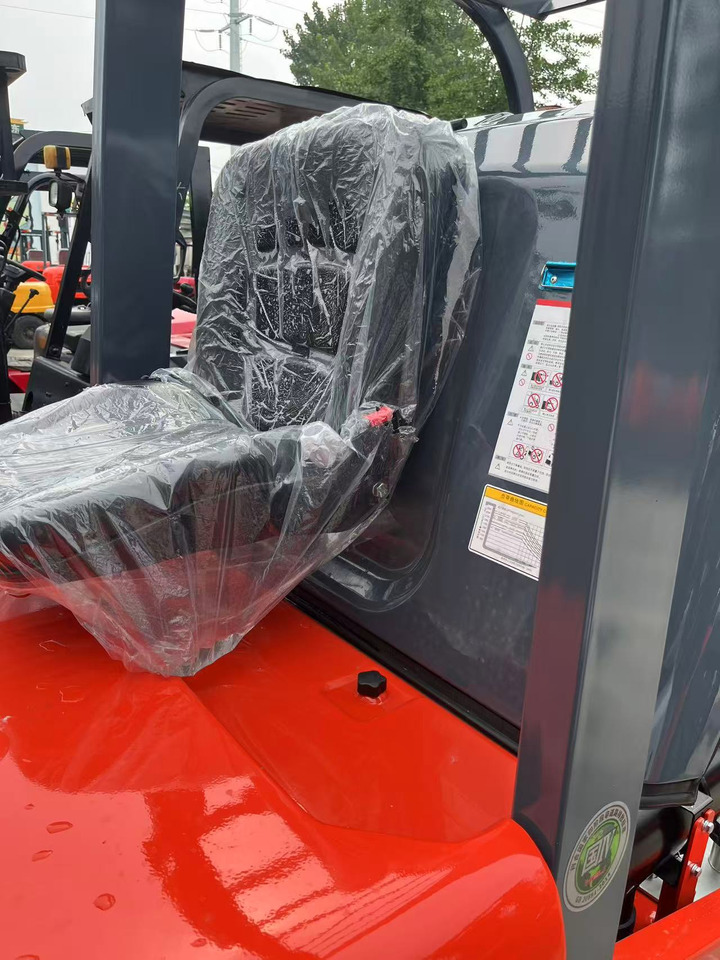 Heli brand new 2.5T diesel forklift(Clamp available) - رافعة شوكية ديزل: صورة 3 Heli brand new 2.5T diesel forklift(Clamp available) - رافعة شوكية ديزل: صورة 3