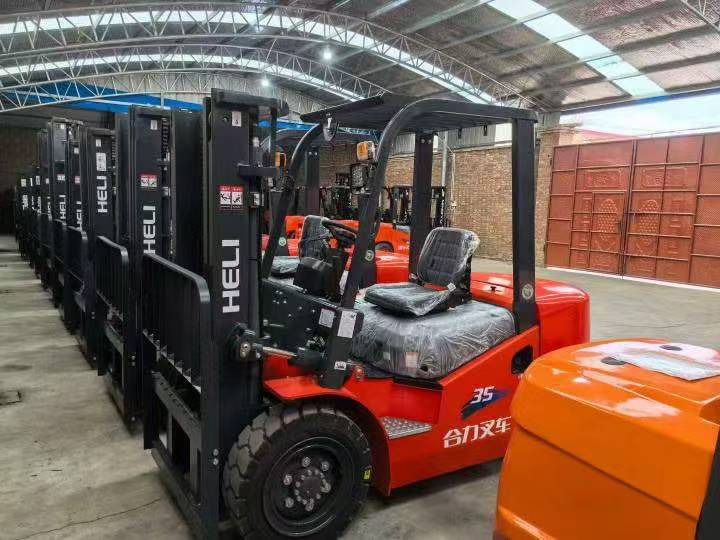 Heli brand new 3.5T diesel forklift(Clamp available) - رافعة شوكية ديزل: صورة 1 Heli brand new 3.5T diesel forklift(Clamp available) - رافعة شوكية ديزل: صورة 1