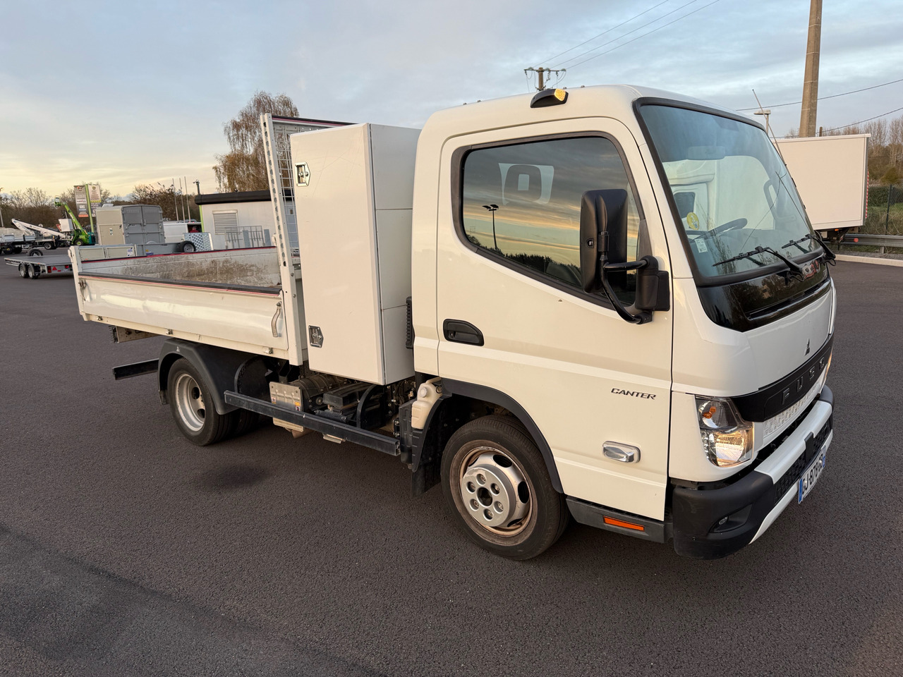 Mitsubishi Canter Fuso - قلاب صغير: صورة 1 Mitsubishi Canter Fuso - قلاب صغير: صورة 1