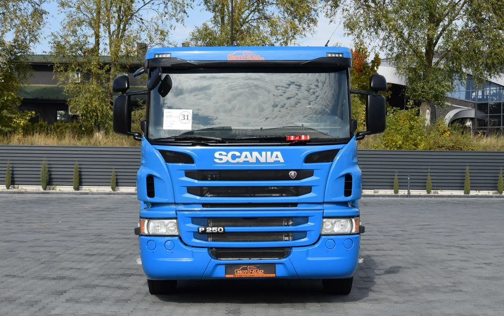 Scania P250 / EURO 6 / SKRZYNIA 7.8 M / WINDA DHOLLANDIA / PODUSZKI NA TYLNEJ OSI / RETARDER / KLIMA / TEMPOMAT / SERWISOWANY / SPROWADZONY - شاحنات مسطحة: صورة 2 Scania P250 / EURO 6 / SKRZYNIA 7.8 M / WINDA DHOLLANDIA / PODUSZKI NA TYLNEJ OSI / RETARDER / KLIMA / TEMPOMAT / SERWISOWANY / SPROWADZONY - شاحنات مسطحة: صورة 2