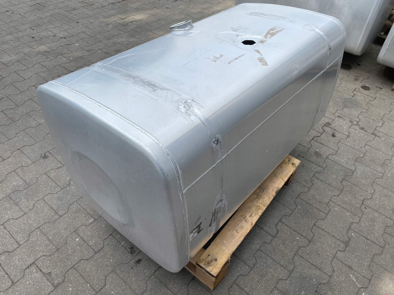 ZBIORNIK PALIWA 490L MAN TGX TGS TGA 81122016732 - خزان الوقود - شاحنة: صورة 5 ZBIORNIK PALIWA 490L MAN TGX TGS TGA 81122016732 - خزان الوقود - شاحنة: صورة 5