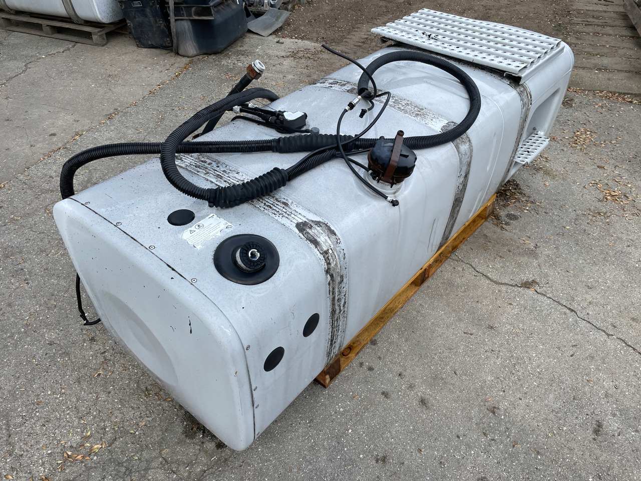 ZBIORNIK PALIWA 595L 75 ADBLUE LOW DECK MAN TGA TGX TGS 2003382 - خزان الوقود - شاحنة: صورة 2 ZBIORNIK PALIWA 595L 75 ADBLUE LOW DECK MAN TGA TGX TGS 2003382 - خزان الوقود - شاحنة: صورة 2