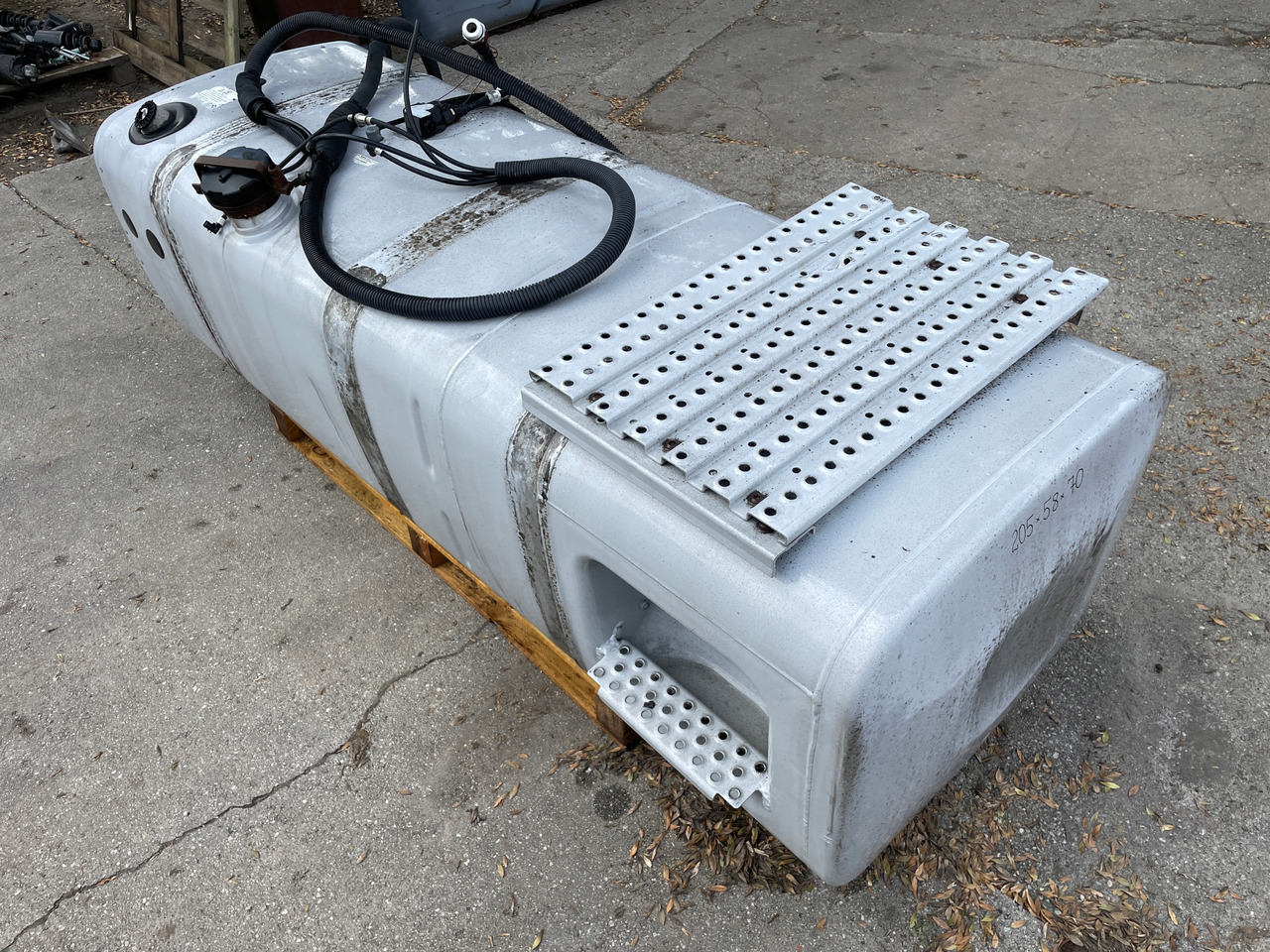 ZBIORNIK PALIWA 595L 75 ADBLUE LOW DECK MAN TGA TGX TGS 2003382 - خزان الوقود - شاحنة: صورة 3 ZBIORNIK PALIWA 595L 75 ADBLUE LOW DECK MAN TGA TGX TGS 2003382 - خزان الوقود - شاحنة: صورة 3