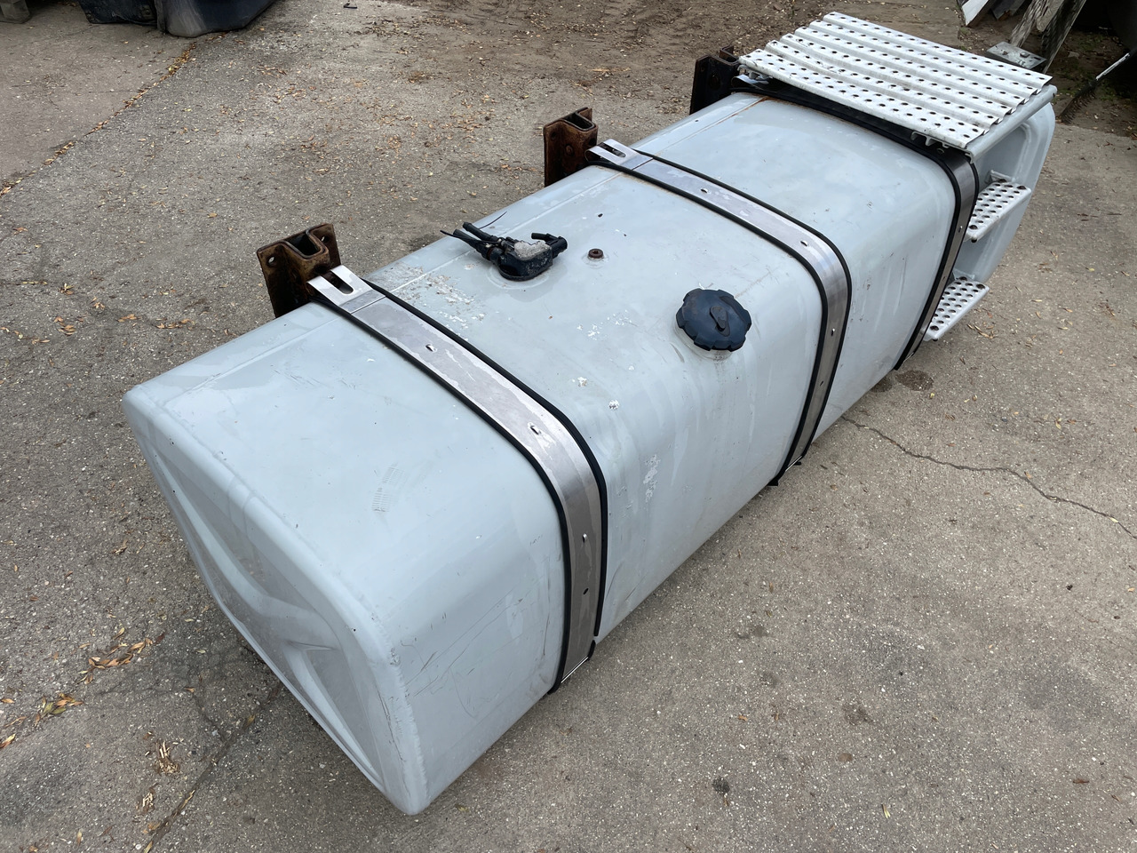 ZBIORNIK PALIWA 780 L MAN TGA TGX TGS 81122015670 - خزان الوقود - شاحنة: صورة 2 ZBIORNIK PALIWA 780 L MAN TGA TGX TGS 81122015670 - خزان الوقود - شاحنة: صورة 2