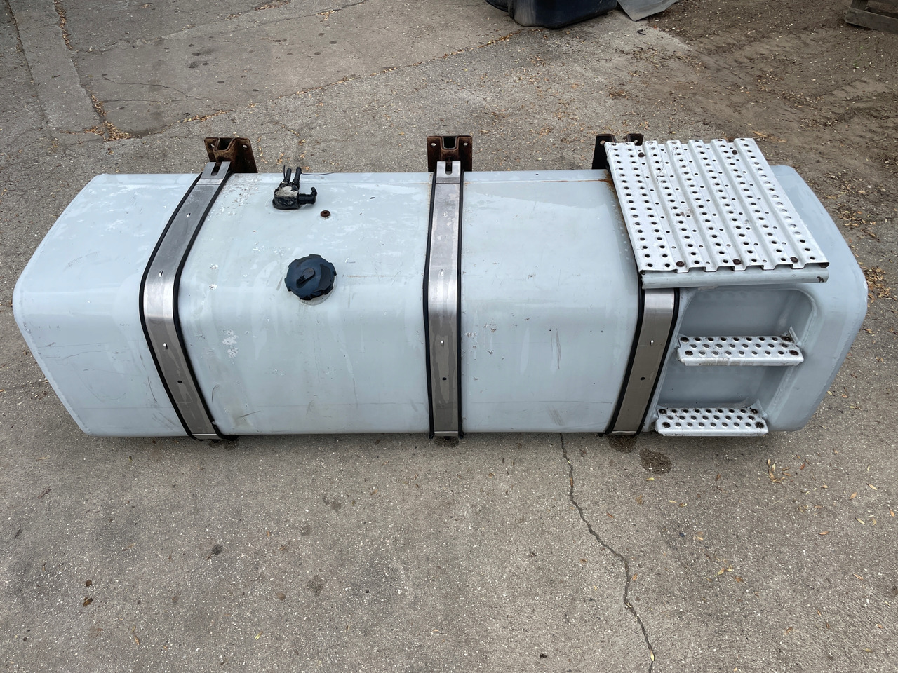 ZBIORNIK PALIWA 780 L MAN TGA TGX TGS 81122015670 - خزان الوقود - شاحنة: صورة 1 ZBIORNIK PALIWA 780 L MAN TGA TGX TGS 81122015670 - خزان الوقود - شاحنة: صورة 1