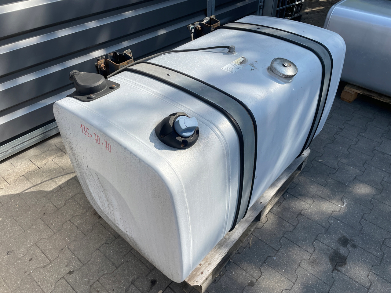 ZBIORNIK PALIWA MAN TGX TGS 470 L 85 ADBLUE 135X70X70 - خزان الوقود - شاحنة: صورة 2 ZBIORNIK PALIWA MAN TGX TGS 470 L 85 ADBLUE 135X70X70 - خزان الوقود - شاحنة: صورة 2