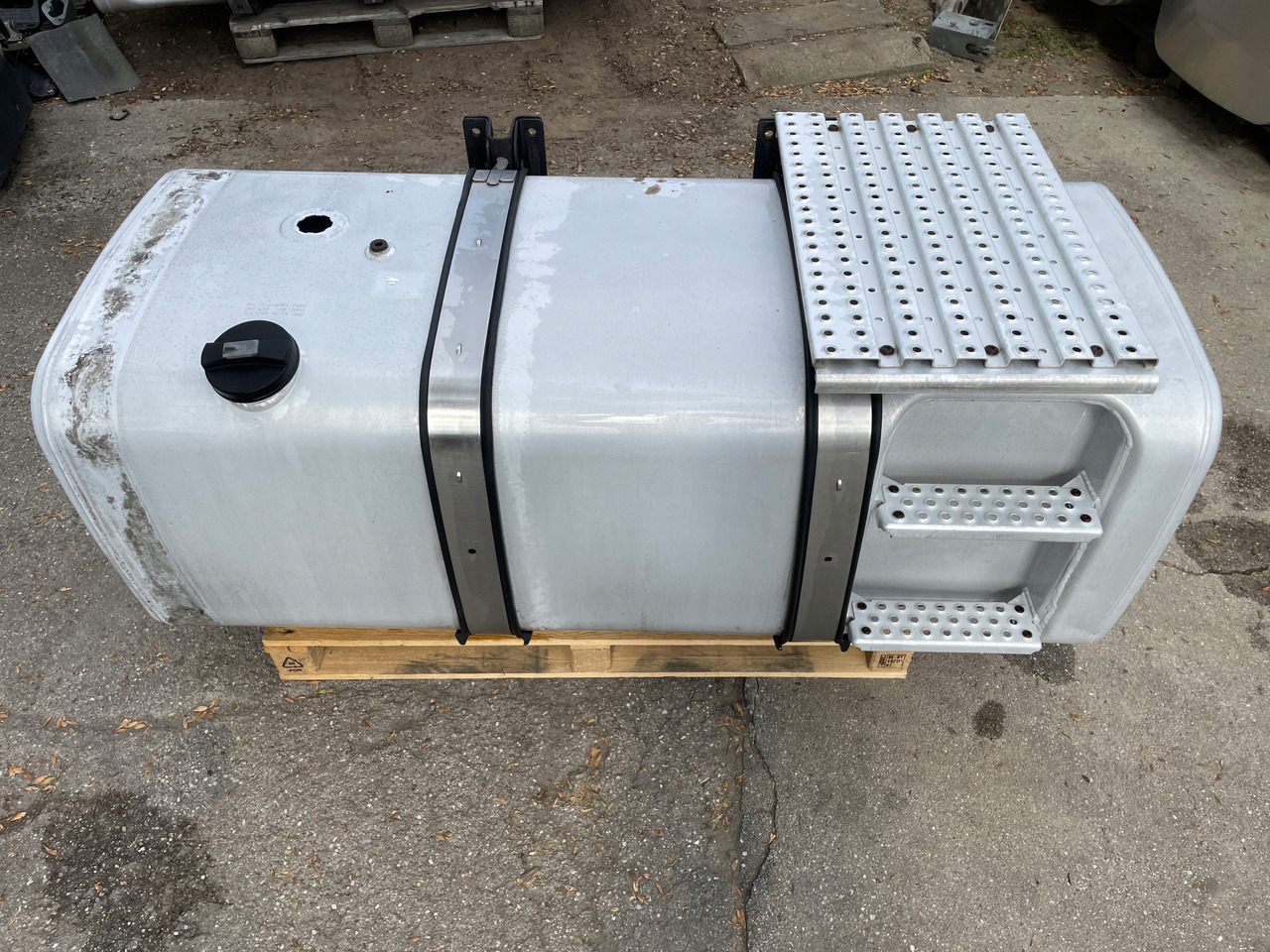 ZBIORNIK PALIWA MAN TGX TGS TGA 590 L 81122015663 - خزان الوقود - شاحنة: صورة 1 ZBIORNIK PALIWA MAN TGX TGS TGA 590 L 81122015663 - خزان الوقود - شاحنة: صورة 1