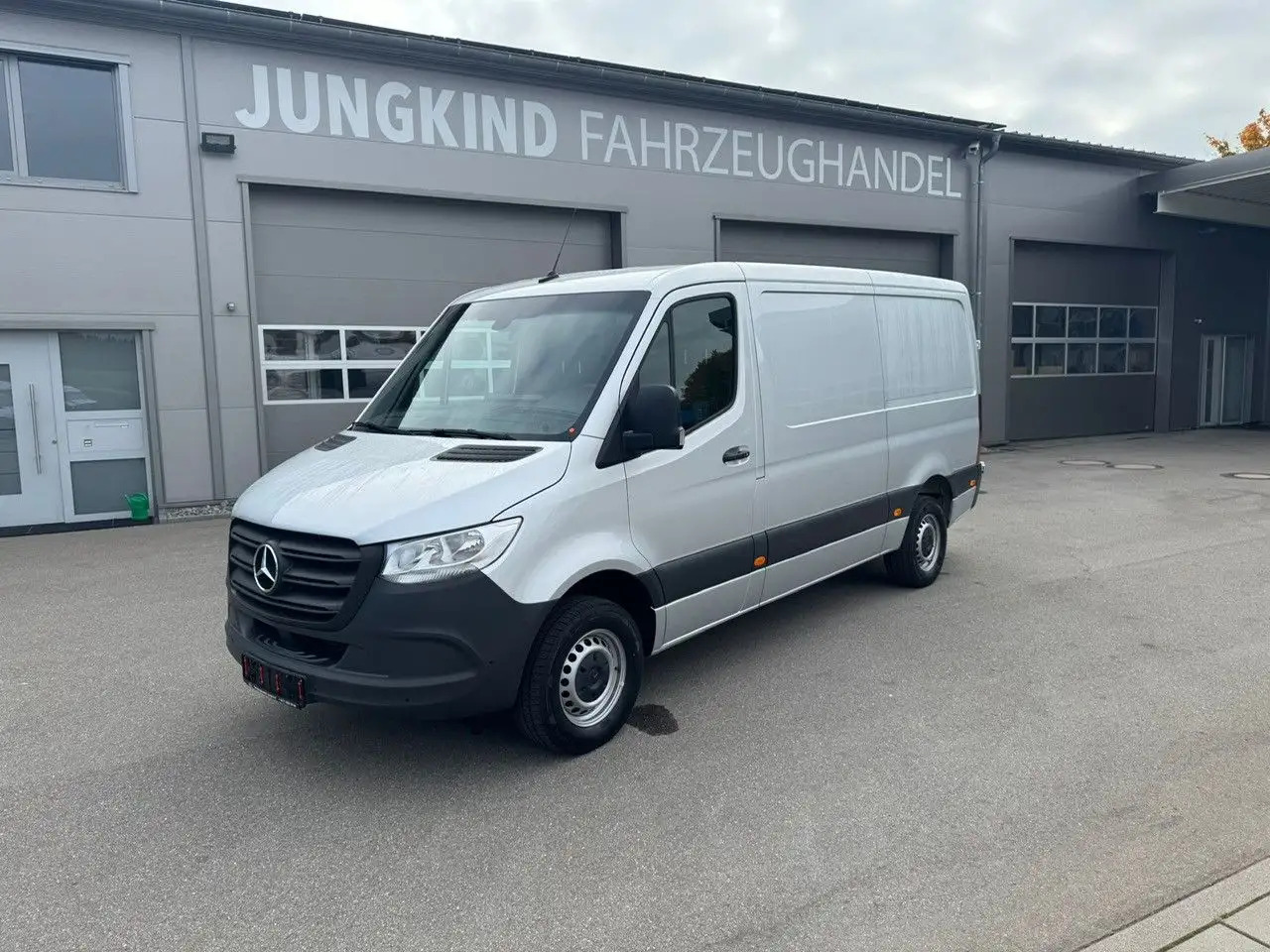 Mercedes-Benz Sprinter 317 CDI Flach Lang Silber Klima MBUX - فان: صورة 1 Mercedes-Benz Sprinter 317 CDI Flach Lang Silber Klima MBUX - فان: صورة 1