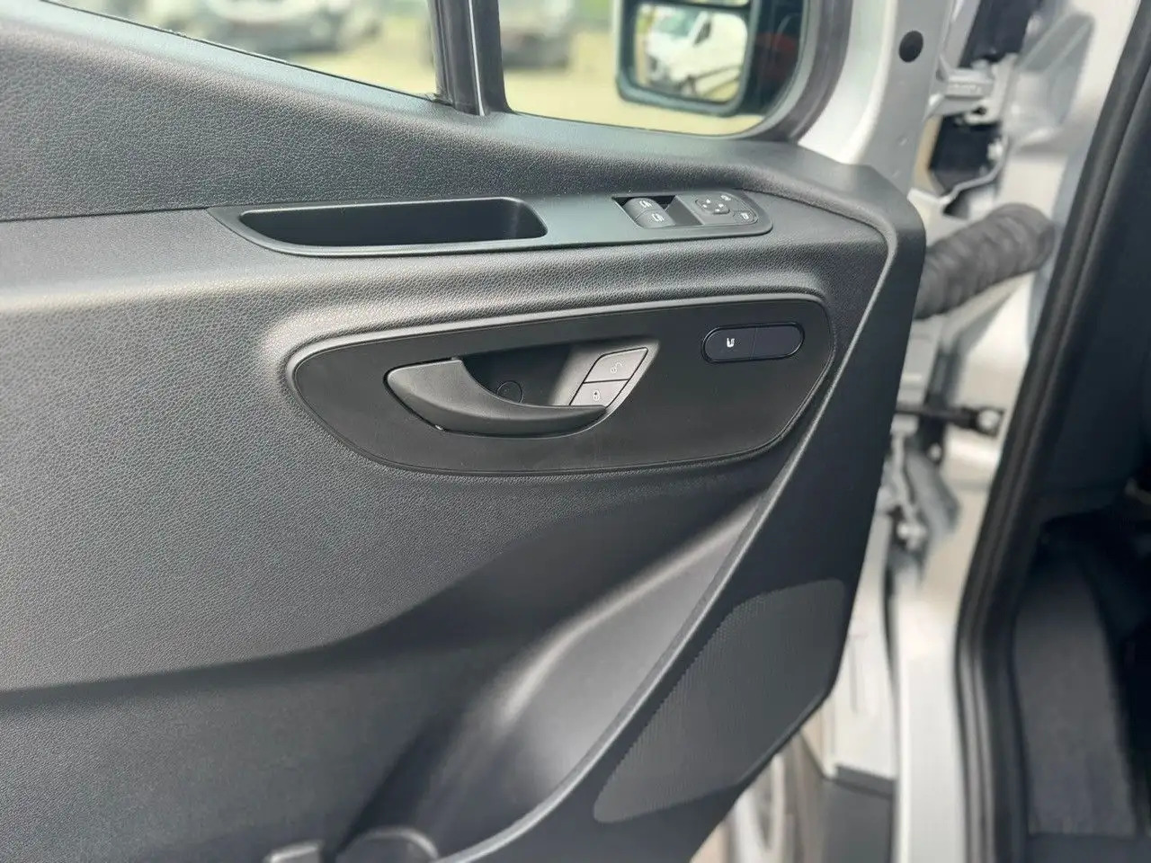 Mercedes-Benz Sprinter 317 CDI Flach Lang Silber Klima MBUX - فان: صورة 5 Mercedes-Benz Sprinter 317 CDI Flach Lang Silber Klima MBUX - فان: صورة 5