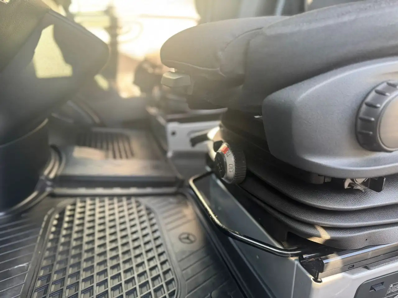 Mercedes-Benz Sprinter 317 CDI Lang Hoch Klima MBUX Silber LED - فان: صورة 5 Mercedes-Benz Sprinter 317 CDI Lang Hoch Klima MBUX Silber LED - فان: صورة 5