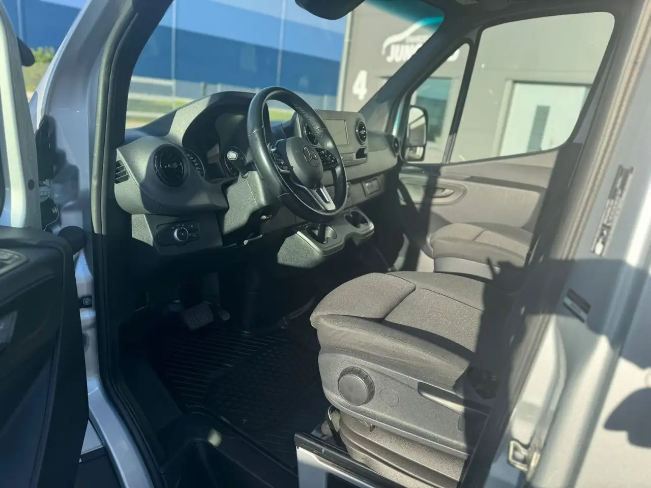 Mercedes-Benz Sprinter 317 CDI Lang Hoch Klima MBUX Silber LED - فان: صورة 4 Mercedes-Benz Sprinter 317 CDI Lang Hoch Klima MBUX Silber LED - فان: صورة 4