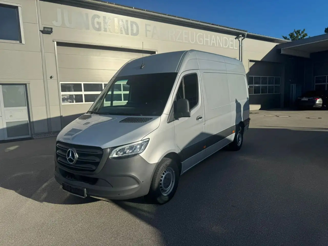 Mercedes-Benz Sprinter 317 CDI Lang Hoch Klima MBUX Silber LED - فان: صورة 2 Mercedes-Benz Sprinter 317 CDI Lang Hoch Klima MBUX Silber LED - فان: صورة 2