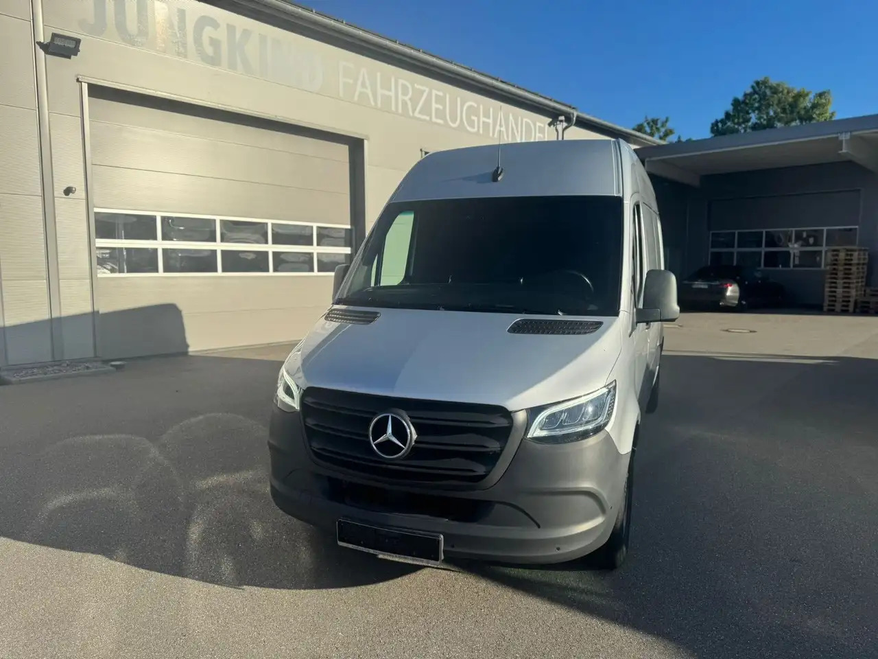 Mercedes-Benz Sprinter 317 CDI Lang Hoch Klima MBUX Silber LED - فان: صورة 3 Mercedes-Benz Sprinter 317 CDI Lang Hoch Klima MBUX Silber LED - فان: صورة 3